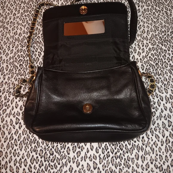 Chic Black Leather Shoulder Bag with Gold Chain - Picture 12 of 12